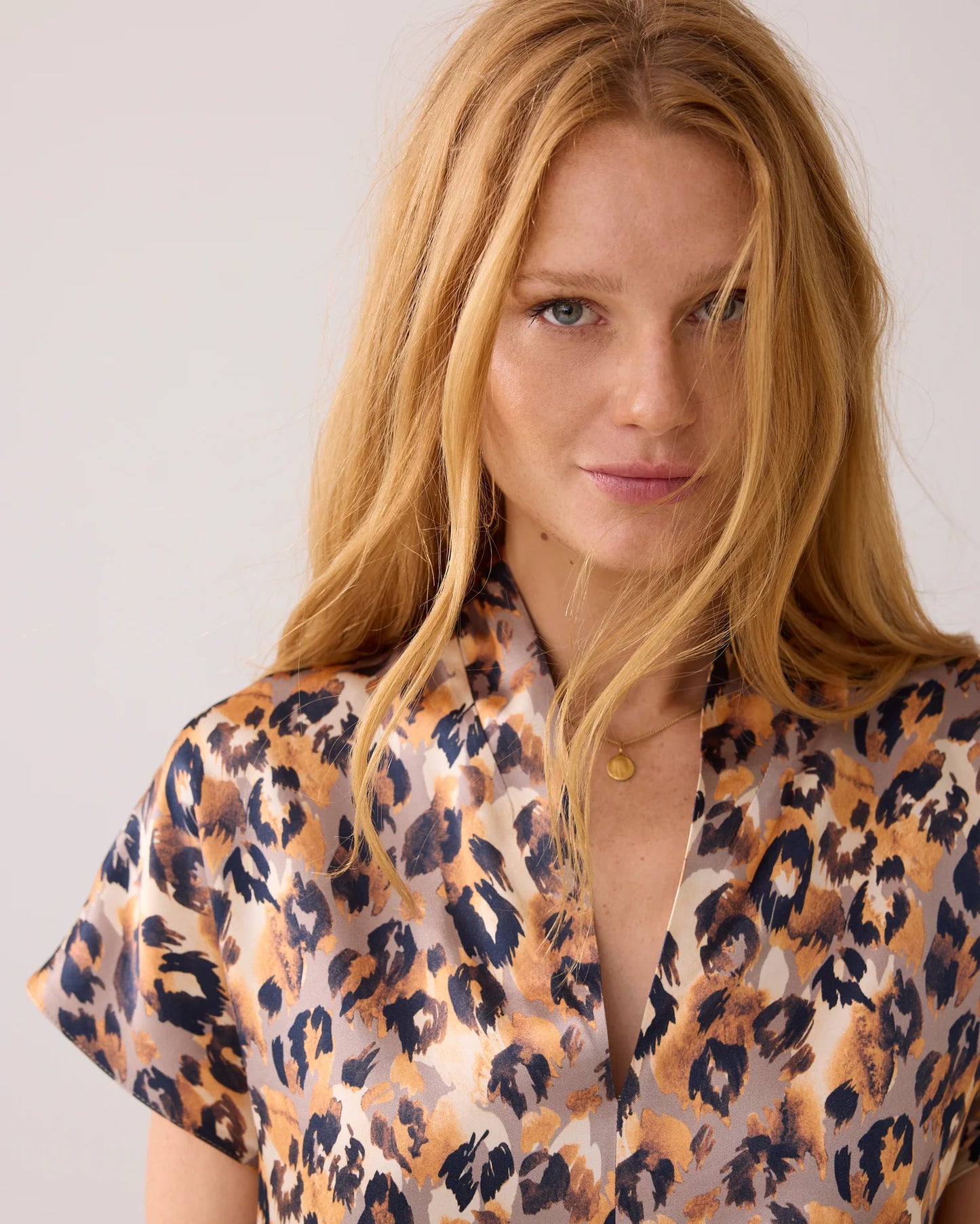 SUMMUM V-NECK TOP WITH PANTHER PRIN