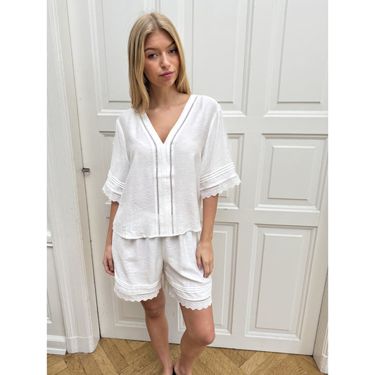 CONTINUEILVA SHORTS WHITE