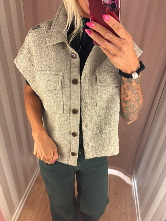 MM VERSA TALE VEST BRINDIE