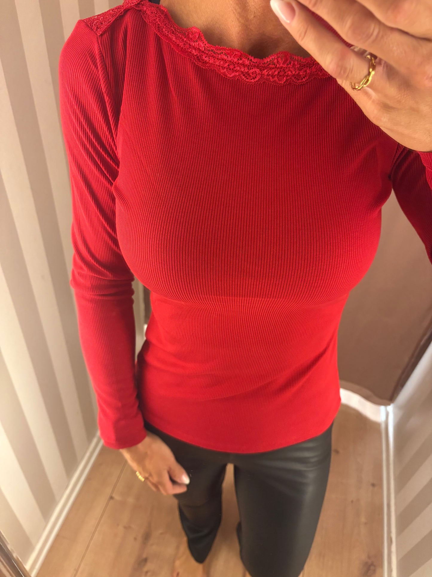 VILA ANNACA LACE BOATNECK RED